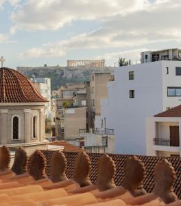 雅典Monument的从建筑物屋顶上可欣赏到风景