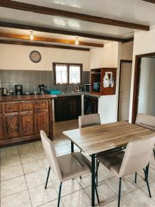 MacouriaLocation Gîte Entier的厨房配有木桌和椅子