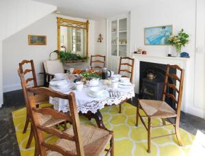 弗罗姆Charming Cottage in the Heart of Frome - Sun House的一间带桌椅和壁炉的用餐室