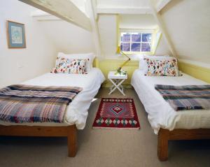 弗罗姆Charming Cottage in the Heart of Frome - Sun House的带窗户的客房内设有两张单人床。