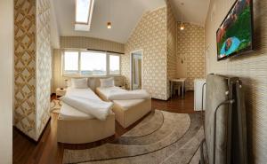布加勒斯特拉吉尔酒店的一间带两张床的卧室和一间客厅