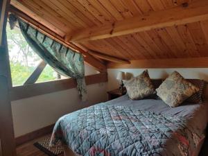 韦克斯福德Kingsford renovated old cottage的一间卧室设有一张大床和窗户