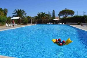 切法卢Casa al mare dei 7 Emiri的水中一个玩具游泳池