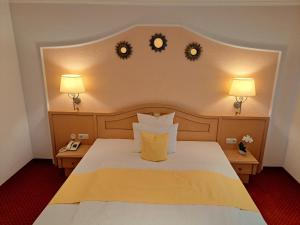 阿尔贝施文德Schedlers Löwenhotel-GARNI的酒店客房设有一张大床和两盏灯