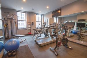 纽约The Frederick Hotel Tribeca的健身房设有数台跑步机和健身自行车