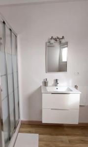 巴尔韦尔德Casa La Balaustrada的白色的浴室设有水槽和镜子