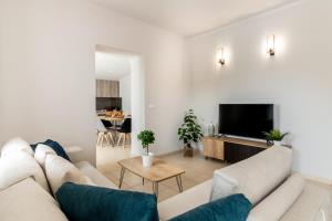 凯里翁Villa Astoria Limni Keriou的带沙发和电视的客厅