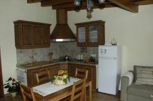 巴列埃尔莫索棕榈乡村民宿的厨房配有桌子和白色冰箱。