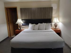 贝灵厄姆贝灵汉宾馆的酒店客房设有一张大床和两盏灯