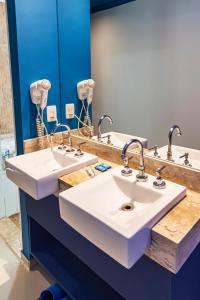 圣保罗Soft Motel - USP的浴室设有2个水槽和镜子