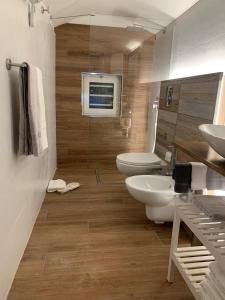 巴里Ely's Home的一间带两个卫生间和水槽的浴室以及一台电视