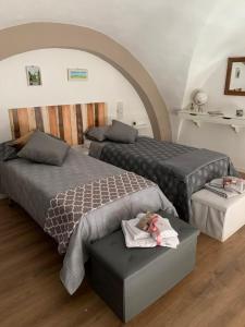 巴里Ely's Home的一间卧室配有两张床和一张带毛巾的桌子。