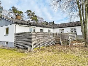 英斯约Holiday home YNGSJÖ III的前面有木栅栏的白色房子