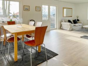 英斯约Holiday home YNGSJÖ III的用餐室以及带桌椅的起居室。