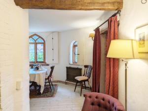 奇切斯特Truffle Cottage, Chichester的客厅配有桌子和窗户