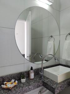 圣阿马鲁Ville Portal das Dunas Suites - St Amaro的一间带水槽和镜子的浴室