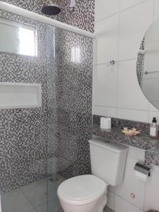 圣阿马鲁Ville Portal das Dunas Suites - St Amaro的浴室设有卫生间和带镜子的淋浴
