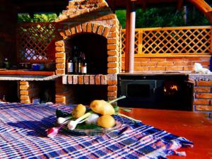 DelčevoTraditional Cottage - Vila Samovila的桌上的水果盘,砖炉