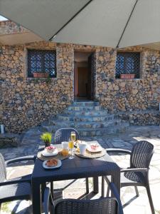 伊科德洛斯维诺斯LA TAGORA Conect with the nature & relax的露台上的桌子上摆放着食物和饮料