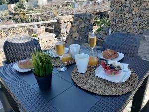 伊科德洛斯维诺斯LA TAGORA Conect with the nature & relax的一张桌子,上面放着食物和饮料,还有一碗水果