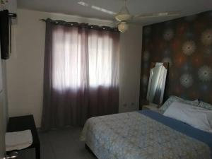 La EstrellaSweet Alar的一间卧室配有床和带窗帘的窗户