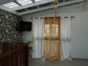 La EstrellaSweet Alar的客房设有带窗帘的窗户和电视。