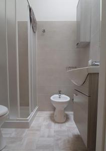 托雷坎内Villa Marisole的带淋浴、卫生间和盥洗盆的浴室