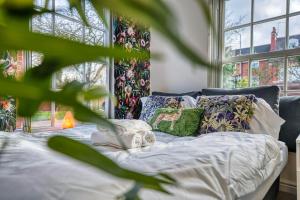 基德明斯特Safari Stays - Gated - Sleeps 14 - Hot tub - Garden的一张带白色床单和枕头的床,位于窗户前