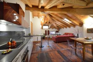 ChambaveAu Berceau du Bien-Etre的厨房和客厅设有木制天花板。