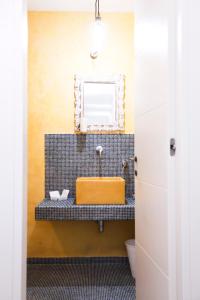 阿纳卡普里Bellavita BB的一间带水槽和镜子的浴室