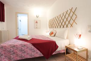 阿纳卡普里Bellavita BB的一间卧室配有一张带红白毯子的床