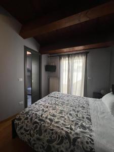 BovinoLa Dolce Vita的一间卧室配有一张带床罩的床和窗户