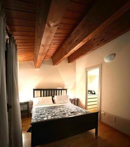 BovinoLa Dolce Vita的一间卧室设有一张床和木制天花板