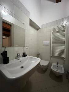BovinoLa Dolce Vita的白色的浴室设有水槽和卫生间。