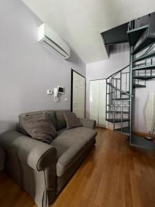 BovinoLa Dolce Vita的带沙发和螺旋楼梯的客厅