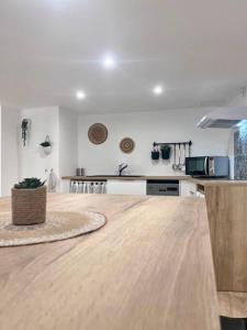 布里夫拉盖亚尔德Casa Bondy - Sublime T2 Refait à Neuf - Hyper Centre de Brive的一间空房间,设有厨房和木地板
