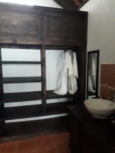 El TejarBosque Macadamia的一间带水槽和镜子的浴室