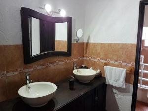 El TejarBosque Macadamia的浴室设有2个水槽和镜子
