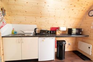BreakishBreakish Bay Pods (Pod 2)的厨房设有木墙和台面