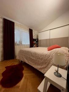 CernikPapa's place的一间卧室配有一张床和一张带台灯的桌子