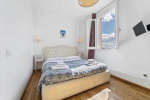 卡利亚里Domus Karalis的一间卧室配有带毛巾的床