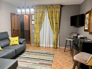 布伦切尔艾尔库洛酒店的带沙发和黄色窗帘的客厅