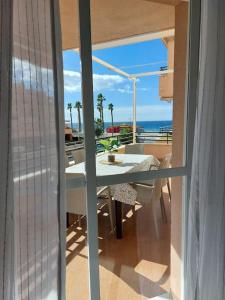 萨各夫雷纳Apartamento con vistas al mar.的阳台配有桌子,享有海景。