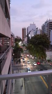 布宜诺斯艾利斯Amplio departamento completo en Caba的享有繁忙的城市街道和汽车的景致