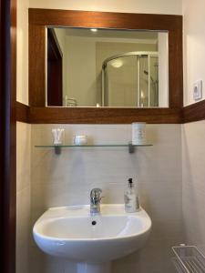 查普伊Villa Baltic Chałupy - Apartament nr 14A的浴室设有白色水槽和镜子