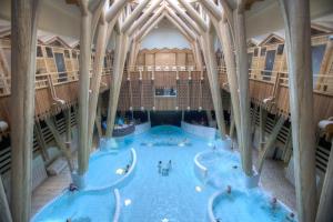 巴涅尔德比戈尔卡雷碧酒店的一座大型室内游泳池,里面的人