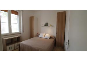托雷坎内Villa Marisole的一间小卧室,配有床和窗户