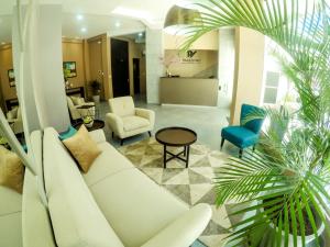 科恰班巴Hotel Viaggiatore的客厅配有白色的沙发和椅子