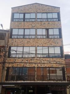 贝约Apartamento Ángel Namaste的一座带窗户和阳台的旧砖砌建筑