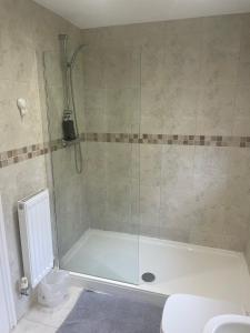 梅瑟蒂德菲尔Lovely 3 Bed Bungalow with garage, close to Brecon Beacons & Bike Park Wales的设有带白色浴缸的淋浴的浴室